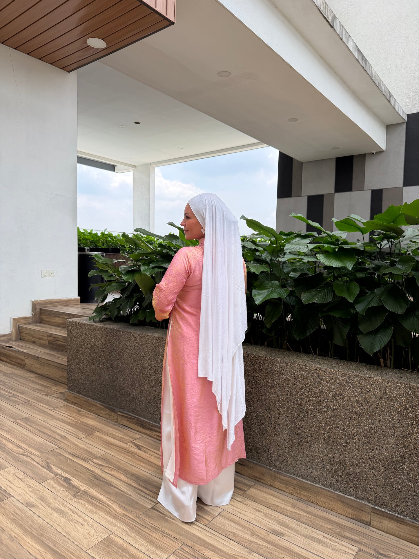 TENUE VIETNAMIENNE ROSE/DORÉ