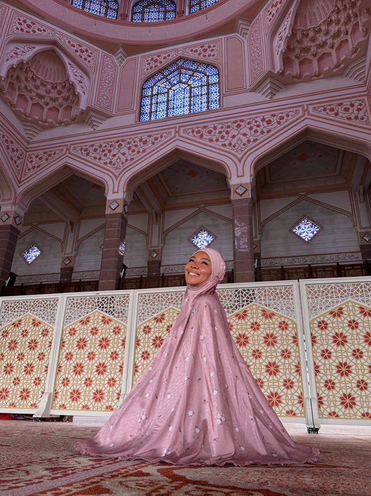 TENUE DE PRIÈRE ROSE