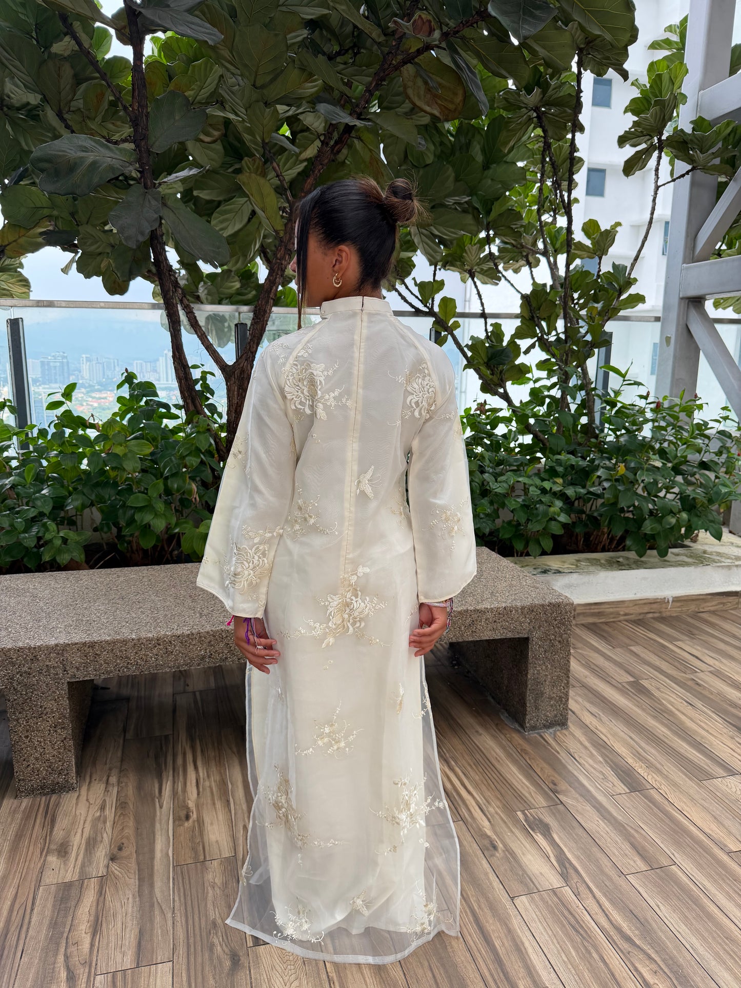 TENUE VIETNAMIENNE LUXUEUSE CRÈME