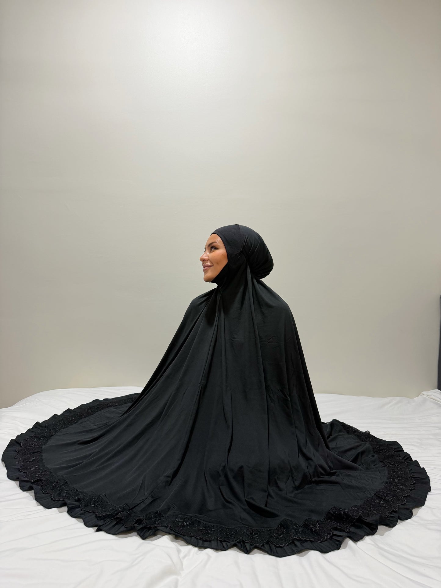 TENUE DE PRIÈRE NOIRE À VOLANT