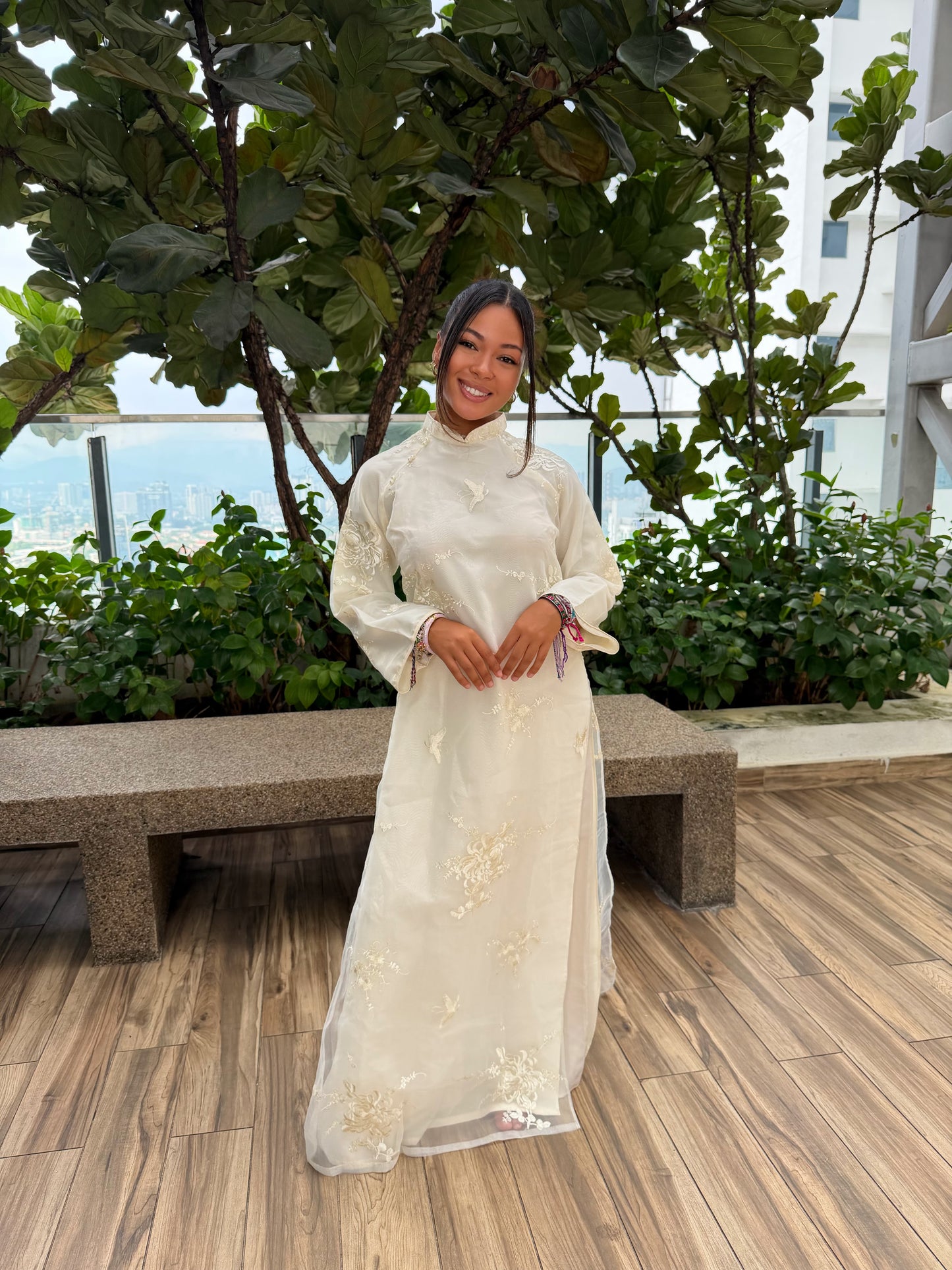 TENUE VIETNAMIENNE LUXUEUSE CRÈME