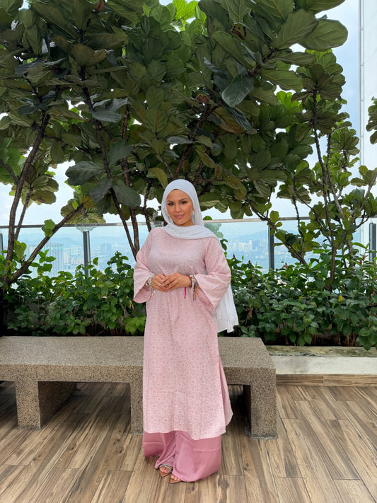 TENUE VIETNAMIENNE ROSE